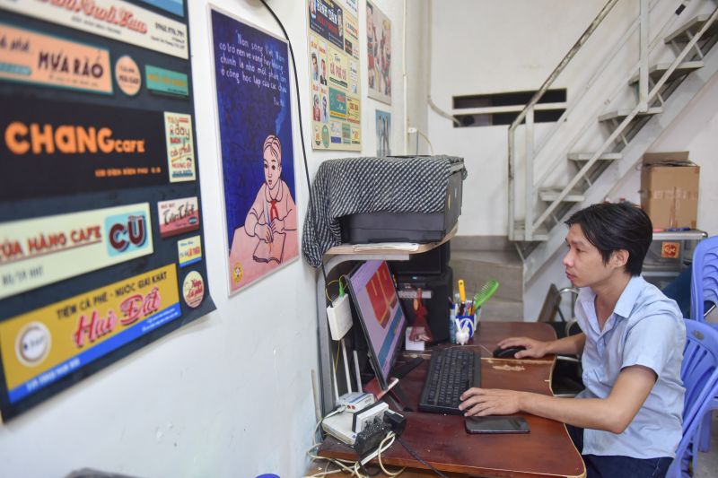 オフィススタジオに展示されているヴィンテージ看板　ⓒ TuoiTre